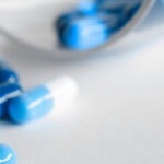 La gélule bleue du Dr Schawrtz Canva-Depth-Photography-of-Blue-and-White-Medication-Pill
